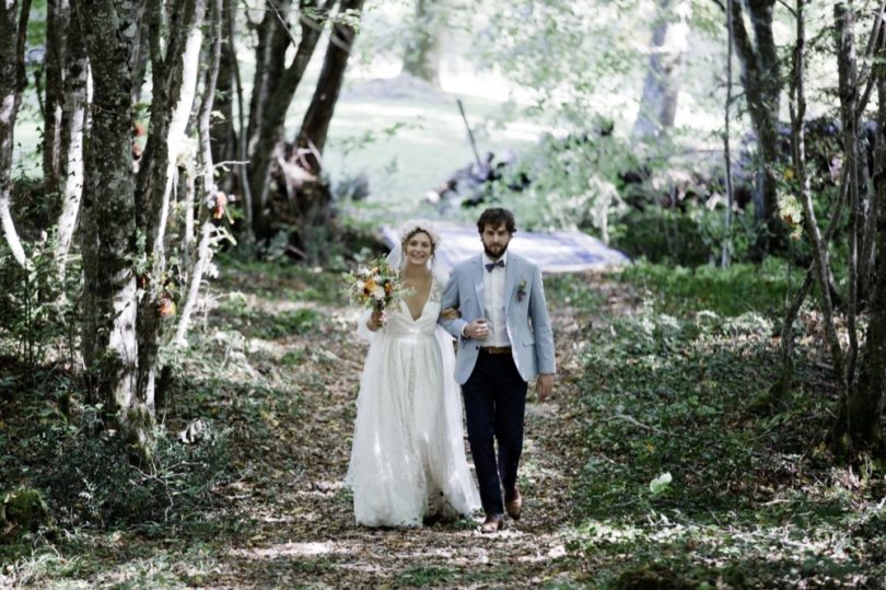 Le mariage bohème et coloré dans la forêt de la créatrice Elise Hameau - A découvrir sur le blog mariage www.lamarieeauxpiedsnus.com - Photos : Céline Marks