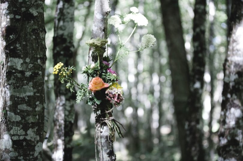 Le mariage bohème et coloré dans la forêt de la créatrice Elise Hameau - A découvrir sur le blog mariage www.lamarieeauxpiedsnus.com - Photos : Céline Marks