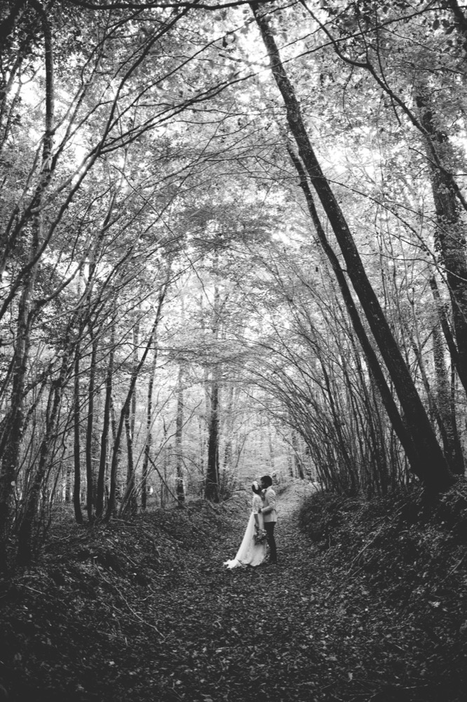 Le mariage bohème et coloré dans la forêt de la créatrice Elise Hameau - A découvrir sur le blog mariage www.lamarieeauxpiedsnus.com - Photos : Céline Marks