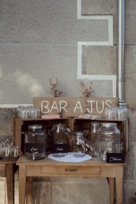 Un mariage bohème au Domaine de la Molière en Auvergne - Photos : Arty Photos - Blog mariage : La mariée aux pieds nus