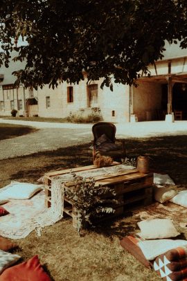 Un mariage simple et bohème en Normandie - Photos : Vanessa Madec - Blog mariage : La mariée aux pieds nus