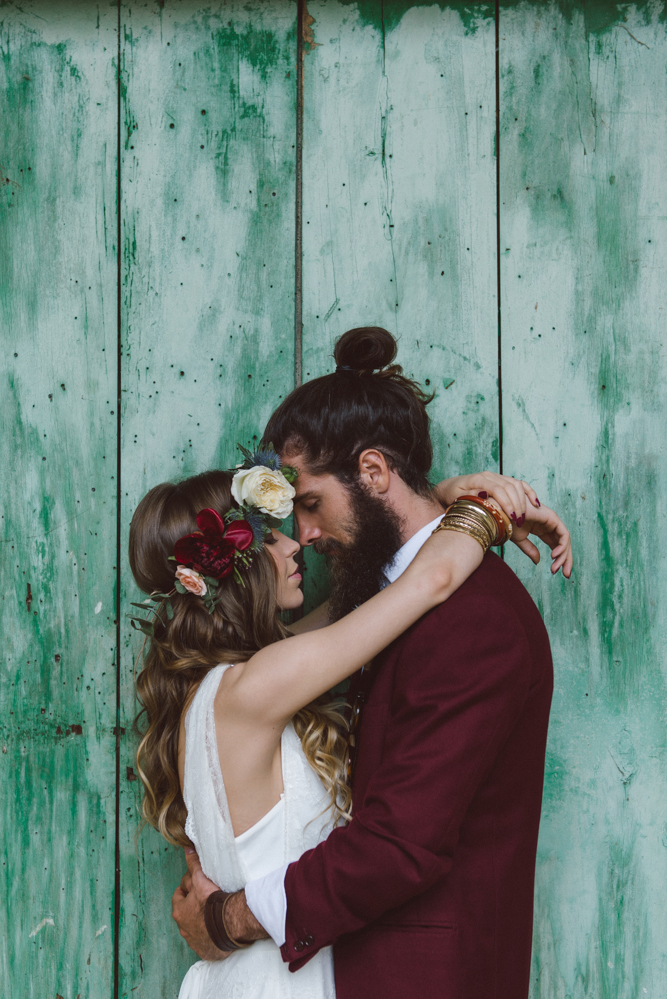 Un mariage bohème en pourpre et vert - Shooting d'inspiration à découvrir sur le blog mariage www.lamarieeauxpiedsnus.com - Photos : Margherita Carlati