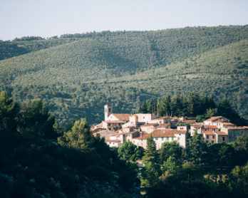 Un mariage bohème à Bormes-les-Mimosas - A découvrir sur www.lamarieeauxpiedsnus.com - Stylisme : Atelier Blanc - Photos : Ingrid Lepan