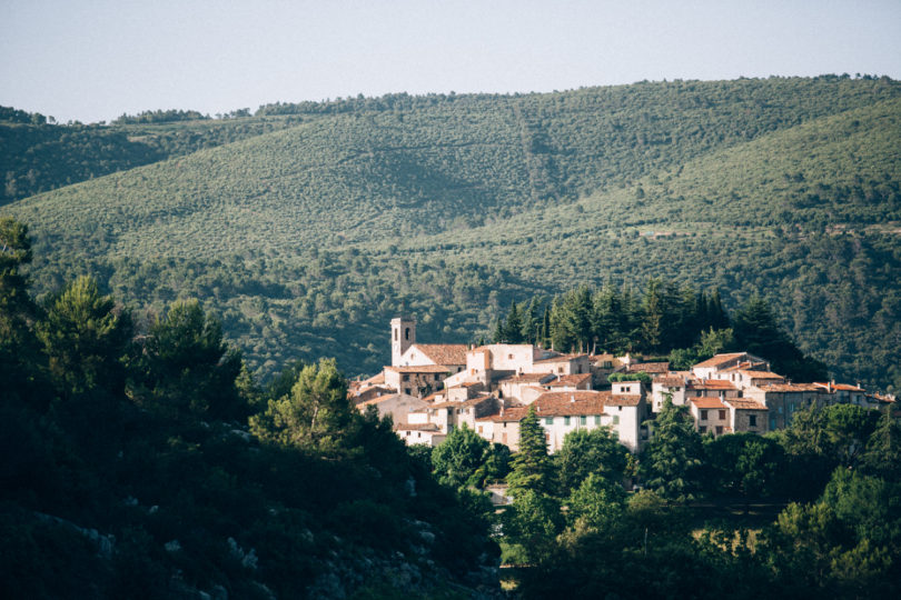 Un mariage bohème à Bormes-les-Mimosas - A découvrir sur www.lamarieeauxpiedsnus.com - Stylisme : Atelier Blanc - Photos : Ingrid Lepan