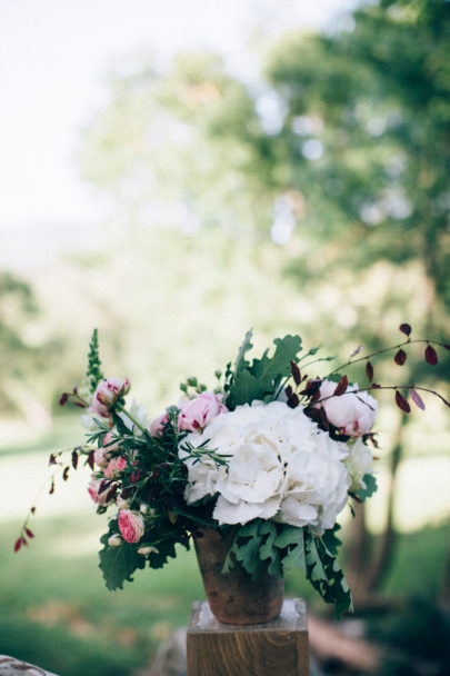 Un mariage bohème à Bormes-les-Mimosas - A découvrir sur www.lamarieeauxpiedsnus.com - Stylisme : Atelier Blanc - Photos : Ingrid Lepan