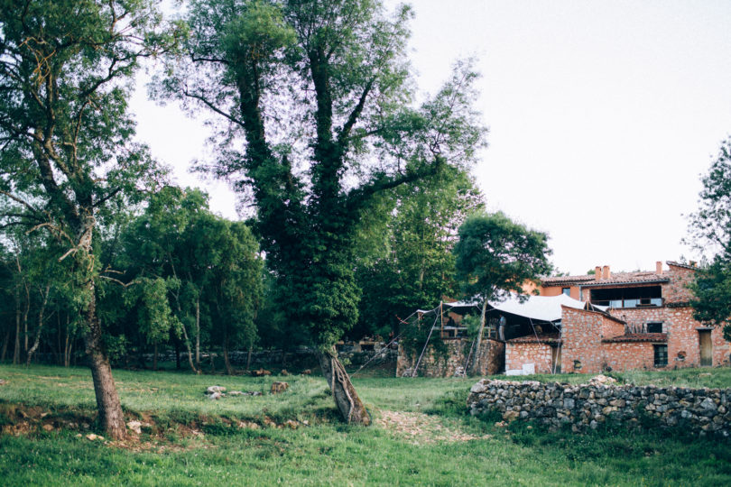 Un mariage bohème à Bormes-les-Mimosas - A découvrir sur www.lamarieeauxpiedsnus.com - Stylisme : Atelier Blanc - Photos : Ingrid Lepan