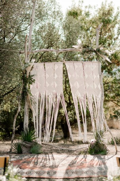 Un mariage bohème et végétal au Mas des Escaravatiers en Provence - Photos : Clément Minair - Blog mariage : La mariée aux pieds nus