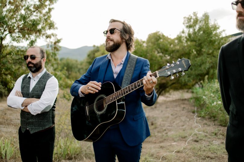 Un mariage bohème et végétal au Mas des Escaravatiers en Provence - Photos : Clément Minair - Blog mariage : La mariée aux pieds nus