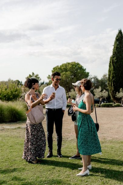 Un mariage bohème et végétal au Mas des Escaravatiers en Provence - Photos : Clément Minair - Blog mariage : La mariée aux pieds nus