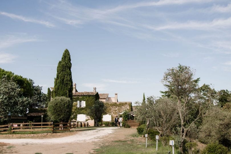 Un mariage bohème et végétal au Mas des Escaravatiers en Provence - Photos : Clément Minair - Blog mariage : La mariée aux pieds nus