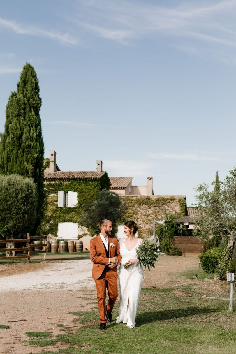 Un mariage bohème et végétal au Mas des Escaravatiers en Provence - Photos : Clément Minair - Blog mariage : La mariée aux pieds nus