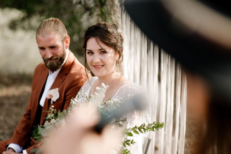 Un mariage bohème et végétal au Mas des Escaravatiers en Provence - Photos : Clément Minair - Blog mariage : La mariée aux pieds nus