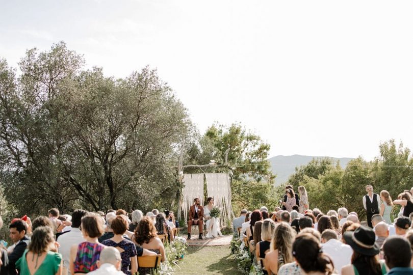 Un mariage bohème et végétal au Mas des Escaravatiers en Provence - Photos : Clément Minair - Blog mariage : La mariée aux pieds nus