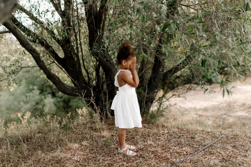 Un mariage bohème et végétal au Mas des Escaravatiers en Provence - Photos : Clément Minair - Blog mariage : La mariée aux pieds nus