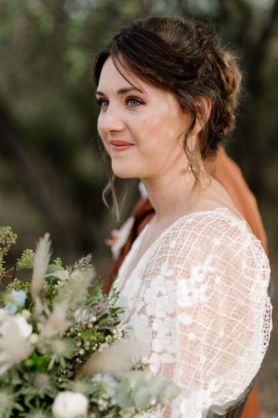 Un mariage bohème et végétal au Mas des Escaravatiers en Provence - Photos : Clément Minair - Blog mariage : La mariée aux pieds nus