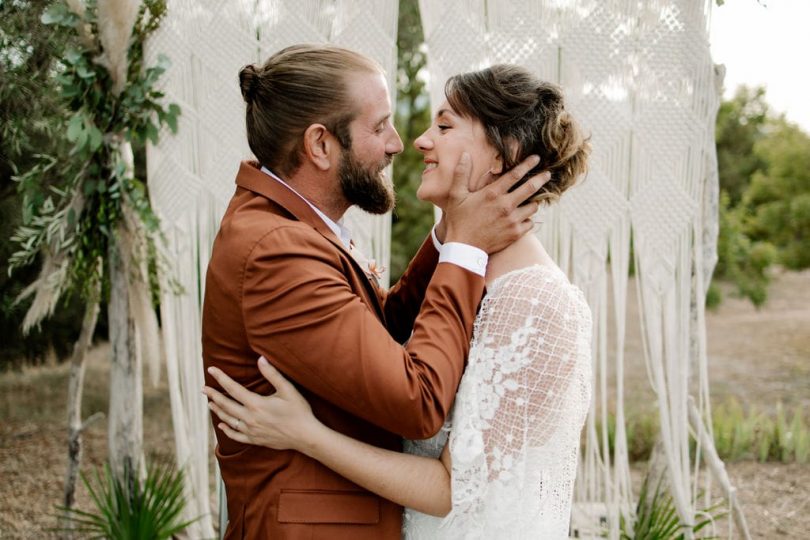 Un mariage bohème et végétal au Mas des Escaravatiers en Provence - Photos : Clément Minair - Blog mariage : La mariée aux pieds nus