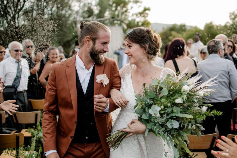 Un mariage bohème et végétal au Mas des Escaravatiers en Provence - Photos : Clément Minair - Blog mariage : La mariée aux pieds nus