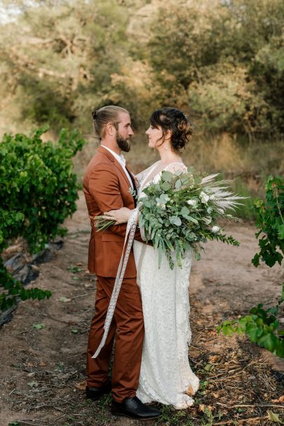 Un mariage bohème et végétal au Mas des Escaravatiers en Provence - Photos : Clément Minair - Blog mariage : La mariée aux pieds nus