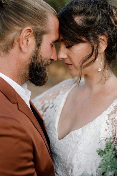 Un mariage bohème et végétal au Mas des Escaravatiers en Provence - Photos : Clément Minair - Blog mariage : La mariée aux pieds nus