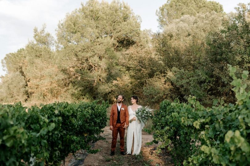 Un mariage bohème et végétal au Mas des Escaravatiers en Provence - Photos : Clément Minair - Blog mariage : La mariée aux pieds nus