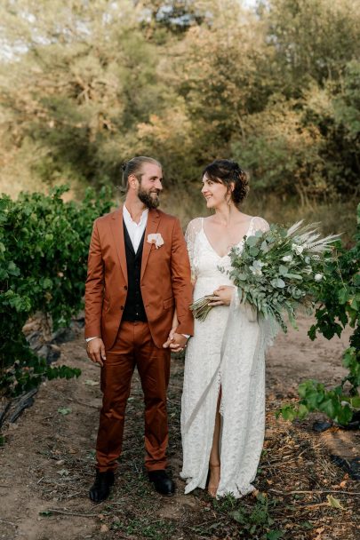 Un mariage bohème et végétal au Mas des Escaravatiers en Provence - Photos : Clément Minair - Blog mariage : La mariée aux pieds nus