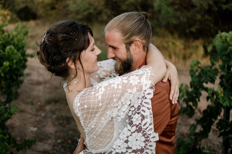 Un mariage bohème et végétal au Mas des Escaravatiers en Provence - Photos : Clément Minair - Blog mariage : La mariée aux pieds nus