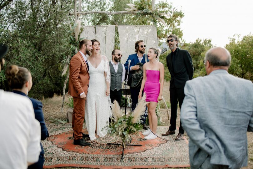 Un mariage bohème et végétal au Mas des Escaravatiers en Provence - Photos : Clément Minair - Blog mariage : La mariée aux pieds nus