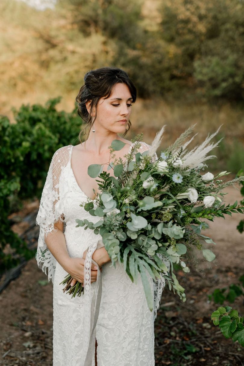 Un mariage bohème et végétal au Mas des Escaravatiers en Provence - Photos : Clément Minair - Blog mariage : La mariée aux pieds nus