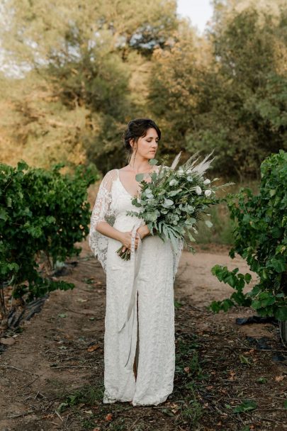 Un mariage bohème et végétal au Mas des Escaravatiers en Provence - Photos : Clément Minair - Blog mariage : La mariée aux pieds nus