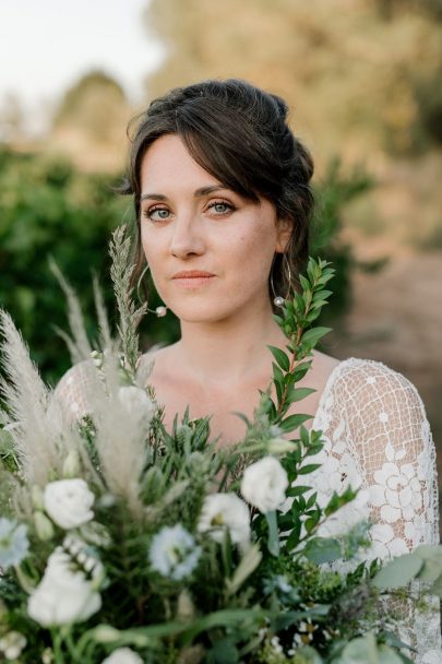 Un mariage bohème et végétal au Mas des Escaravatiers en Provence - Photos : Clément Minair - Blog mariage : La mariée aux pieds nus