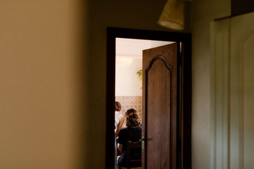 Un mariage bohème et végétal au Mas des Escaravatiers en Provence - Photos : Clément Minair - Blog mariage : La mariée aux pieds nus