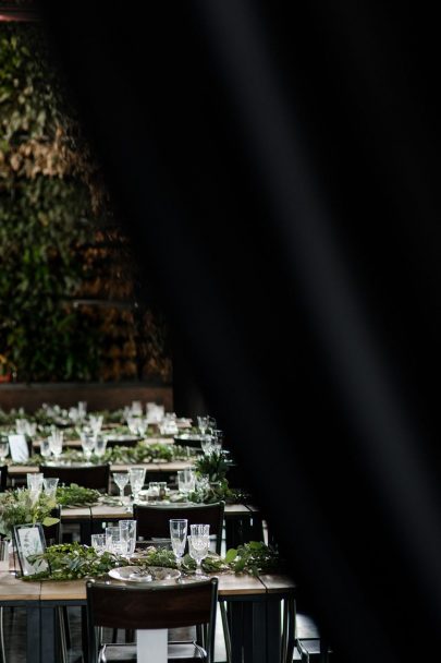 Un mariage bohème et végétal au Mas des Escaravatiers en Provence - Photos : Clément Minair - Blog mariage : La mariée aux pieds nus