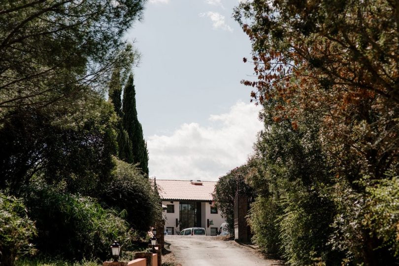 Un mariage bohème et végétal au Mas des Escaravatiers en Provence - Photos : Clément Minair - Blog mariage : La mariée aux pieds nus