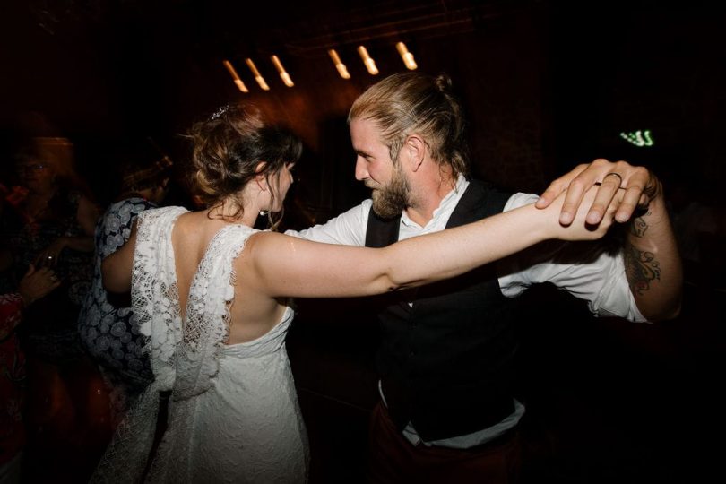 Un mariage bohème et végétal au Mas des Escaravatiers en Provence - Photos : Clément Minair - Blog mariage : La mariée aux pieds nus