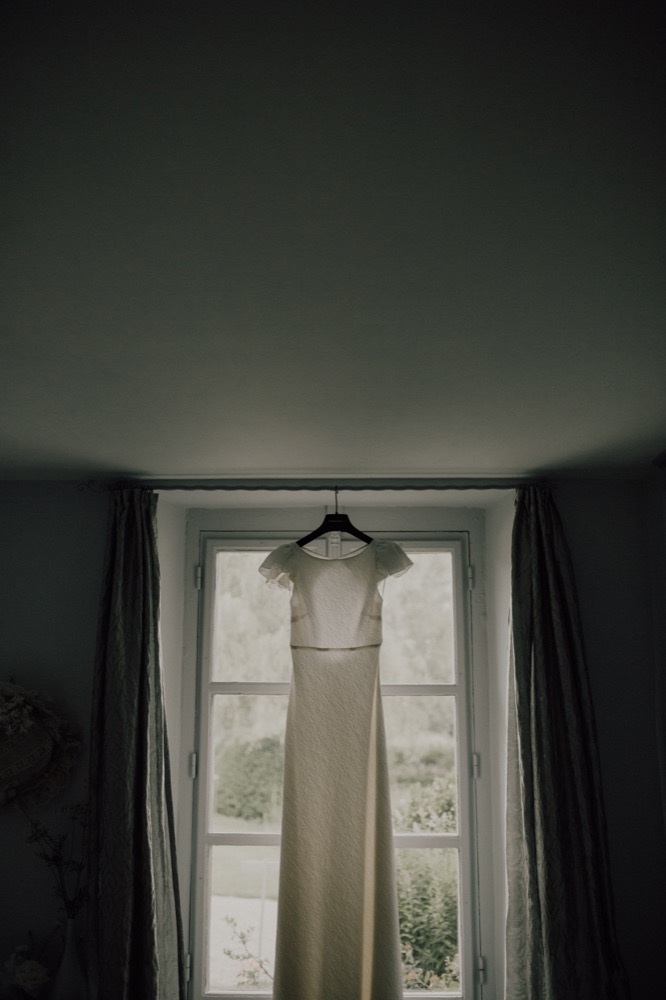 Un mariage simple et champêtre en Bourgogne - La mariée aux pieds nus - Photo : Capyture