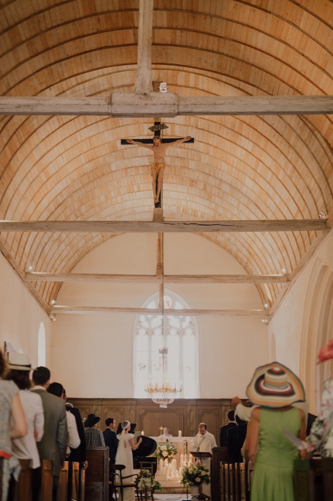 Un mariage simple et champêtre en Bourgogne - La mariée aux pieds nus - Photo : Capyture