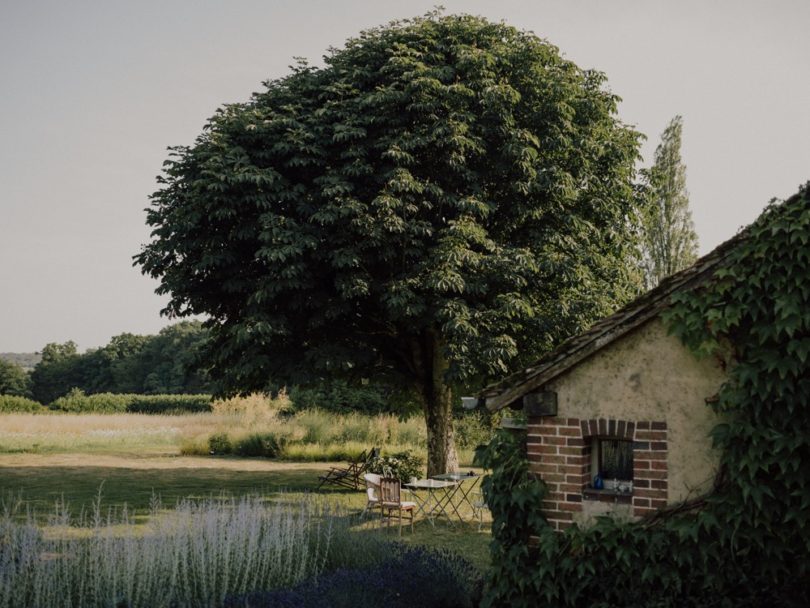 Un mariage simple et champêtre en Bourgogne - La mariée aux pieds nus - Photo : Capyture