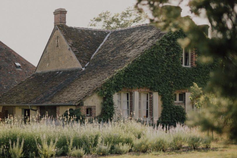 Un mariage simple et champêtre en Bourgogne - La mariée aux pieds nus - Photo : Capyture
