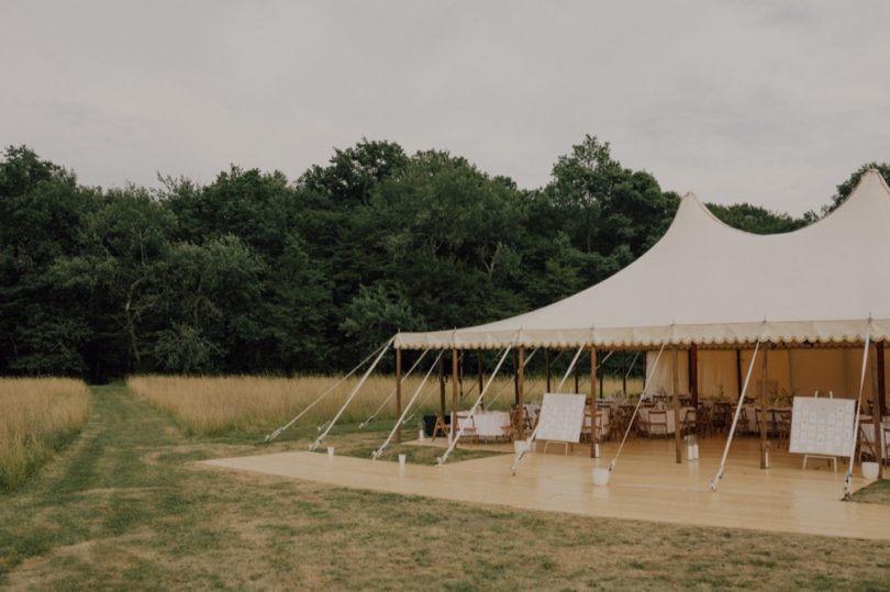 Un mariage simple et champêtre en Bourgogne - La mariée aux pieds nus - Photo : Capyture