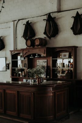 Un mariage en Camargue au Mas du Juge - Photos : Lorenzo Accardi - Blog mariage : La mariée aux pieds nus