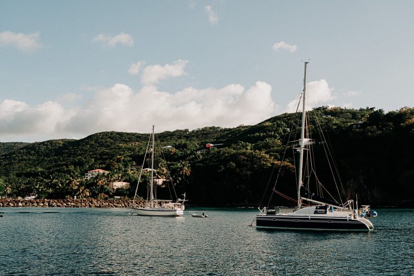 Un mariage en petit comité sur un catamaran en Guadeloupe - Photos : Camille Brignol - Blog mariage : La mariée aux pieds nus