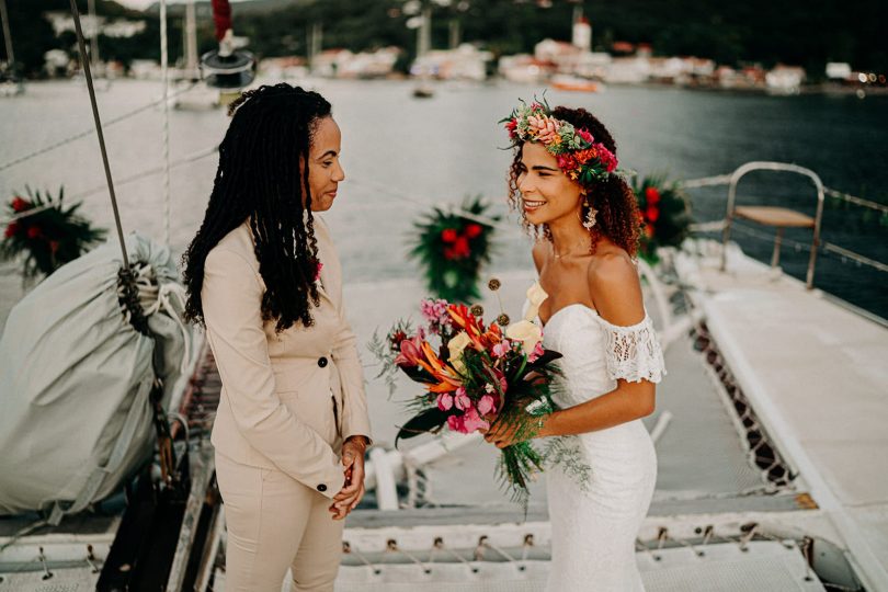 Un mariage en petit comité sur un catamaran en Guadeloupe - Photos : Camille Brignol - Blog mariage : La mariée aux pieds nus