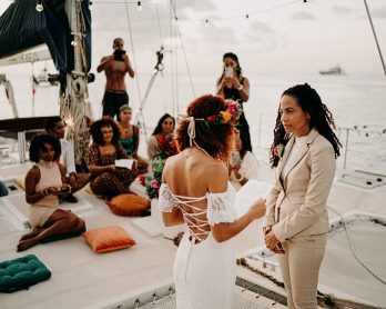 Un mariage sur un catamaran en Guadeloupe - Photos : Camille Brignol - Blog mariage : La mariée aux pieds nus
