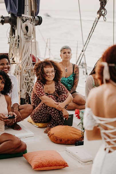 Un mariage en petit comité sur un catamaran en Guadeloupe - Photos : Camille Brignol - Blog mariage : La mariée aux pieds nus