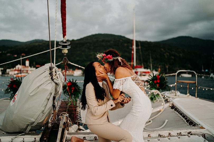 Un mariage en petit comité sur un catamaran en Guadeloupe - Photos : Camille Brignol - Blog mariage : La mariée aux pieds nus