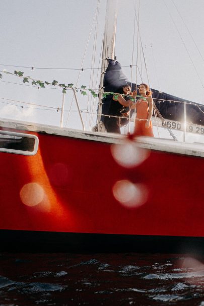 Un mariage en petit comité sur un catamaran en Guadeloupe - Photos : Camille Brignol - Blog mariage : La mariée aux pieds nus