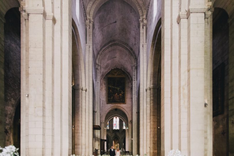 Un mariage champêtre en Camargue - Photo : Laurent Brouzet - La mariée aux pieds nus