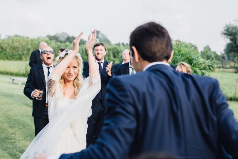 Un mariage champêtre en Camargue - Photo : Laurent Brouzet - La mariée aux pieds nus