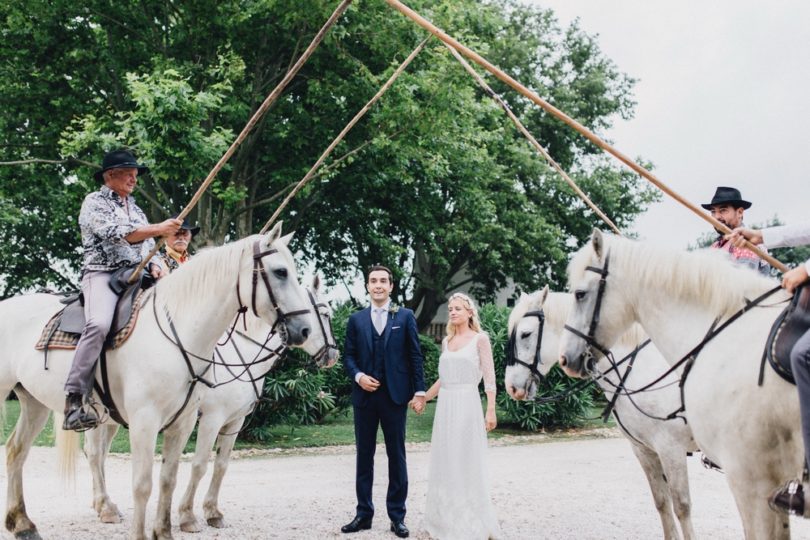 Un mariage champêtre en Camargue - Photo : Laurent Brouzet - La mariée aux pieds nus