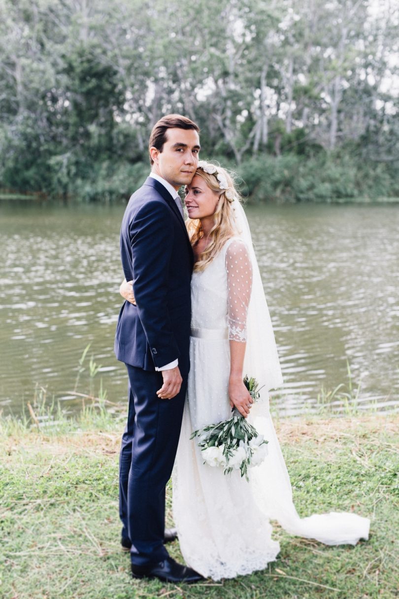 Un mariage champêtre en Camargue - Photo : Laurent Brouzet - La mariée aux pieds nus